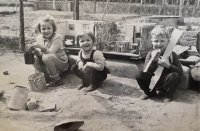 Pětiletá Sylva Puchingerová, rozená Trnková, s Marií a Františkem Vašákovými