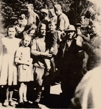 Josef Michek jako tříletý chlapec s americkým vojákem při osvobození Nepomuku americkou armádou, 7. května 1945