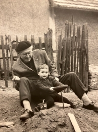 Zuzana Hudečková s dědečkem Jindřichem Zelenkou (konec 60. let)