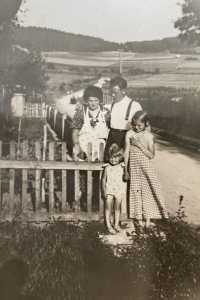 Babička, dědeček, maminka a její sestra Alena 