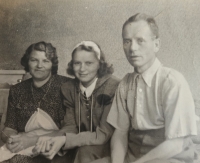 Zleva: Sylvina babička Františka Trnková, maminka Sylva Trnková a Sylvin dědeček Josef Trnka