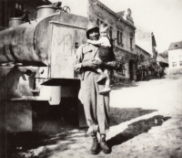 Josef Michek jako tříletý chlapec s americkým vojákem při osvobození Nepomuku americkou armádou, 7. května 1945