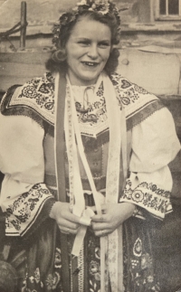 Maminka Sylva Trnková v kroji