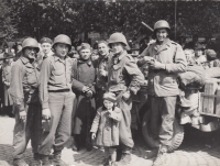 Tříletý Josef Michek u příležitosti setkání Američanů, Sovětů a Čechoslováků na náměstí v Nepomuku na konci května 1945