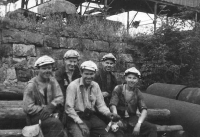 Otec vpravo vzadu při práci na šachtě v ostravských dolech, léta 1963 až 1967 