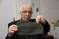 S vězeňskou čepicí plk. Luboše Hrušky, kterou mu daroval na památku