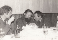 Josef Michek (uprostřed) s Ing. Levým a Josefem Vaňkem v době, kdy pracoval u Lesů ČR v závodě ve Spáleném Poříčí