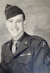 Seržant George Salesky, který se podílel na osvobození města Sušice 6. května 1945 a zamiloval se do devatenáctileté Sylvie Trnkové