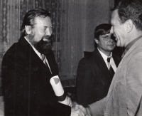 Josef Michek přebírající ohodnocení od Ing. Uzla, předsedy okresního národního výboru, za řízení výstavby autokempu Nový rybník