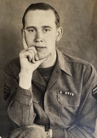 Seržant George Salesky, který se podílel na osvobození města Sušice 6. května 1945 a zamiloval se do devatenáctileté Sylvie Trnkové