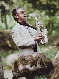 Jaromír Šofr při hře na saxofon