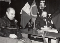 Josef Michek s Františkem Štastným, mnohonásobným mistrem republiky v motocyklových závodech, v Nepomuku přibližně v roce 1982