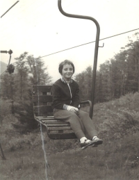 Ivana Wojtylová na školním výletě lanovkou na Radhošť (1969)