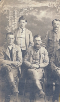 Dědeček Navrátil (první zleva) z matčiny strany v době 1. sv. války