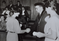 Zuzana Hudečková při promoci v Karolinu po dokončení Právnické fakulty Univerzity Karlovy v Praze (1985)