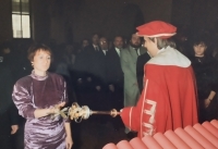 Zuzana Hudečková při doktorské promoci v Karolinu (počátek 90. let)