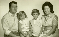 Marie Kábelová s manželem a dětmi, rok 1974