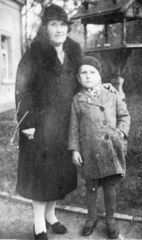 Babička Alžběta Hrdličková se synem Ottou  (otec pamětníka), cca 1936