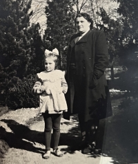 Hana Hrdinová na zahradě v Praze, 1943