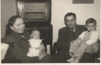 1950, Jozef Strauss (v matkinom náručí) s rodičmi a bratom