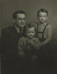 1951, Jozef (v strede) s otcom a bratom Pavlom