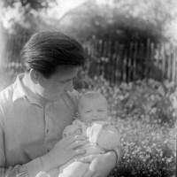 Otto Dračka se synem Otou (pamětníkem), 1955