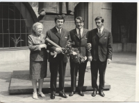 1969, Jozef (vpravo) s rodičmi na promócii brata Pavla