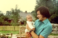 S novorozeným dítětem, 1979
