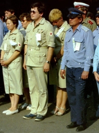 Pamětník jako rozhodčí ČSČK na zdravotnickém stanovišti republikového finále soutěže dětí, 1986 