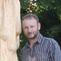 Jan Švadlenka se sochou Prameny z roku 2012
