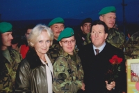 2003: Zdeňka Markovičová s vrchním velitelem NATO Georgem Robertsonem v Kosovu