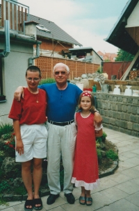 2003: Zdeňka Markovičová s dědečkem Michalem Fajčíkem po návratu z mise v Kosovu