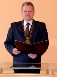 Ota Dračka, oddávající