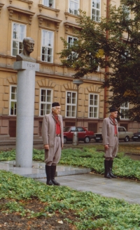 Jiří Bílý na stráži v sokolském kroji