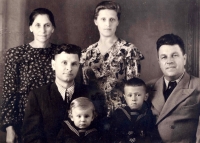 Rodina Sergeye Fokina: babička a dědeček z otcovy strany, rodiče, Sergey s bratrem Vladimirem, Tula, 1954