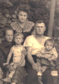 Rodina matky S. Fokina: babička T. M. Kryukova, teta A. I. Glushankova, dědeček I. I. Kryukov, Sergey s bratrancem Viktorem, Tula, 1955