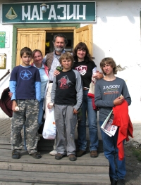 S. Fokin s bývalými studentkami a jejich dětmi, vesnice Čupa, Karélie, 2010