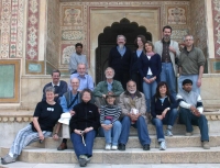 S. Fokin (nahoře v bílém saku) s kolegy na vědecké konferenci o protistologii, Dillí, Indie, 2007