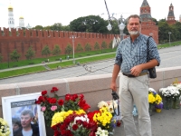 Na Velkém kamenném mostě, u lidového památníku na místě vraždy politika Borise Němcova, Moskva, 2015