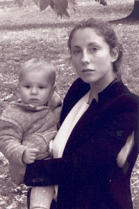 Dcera Tatyana s pamětníkovou vnučkou Alisou, Londýn, 2017