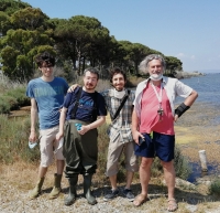 S. Fokin se studenty Pisanské univerzity při odběru vzorků vody, Toskánsko, Itálie, 2022