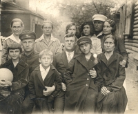 Rodina a příbuzní babičky a dědečka T. M. a I. I. Kryukovových (matka druhá zprava v dolní řadě), Tula, 1934