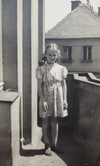 Zuzka Polesny Eggena ve vile v Mladé Boleslavi, kde rodina žila během 2. světové války