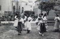 Česká beseda s místními obyvateli během pobytu rodiny v Pákistánu