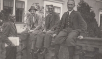 Vojtěch Pávek (druhý napravo), otec Věry Peškové, Zákupy, kol. 1935