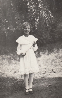 Věra Pešková, při biřmování, 1935