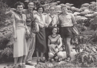 Věra Pešková (první zleva), 1. pol. 60. let