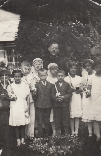 Věra Pešková (třetí napravo), při biřmování, 1935