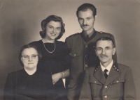 Věra Pešková s rodiči a bratrem Jaromírem, 1946-47