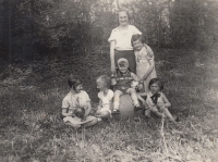 Věra Pešková s kamarády (první napravo), Zákupy, kol. 1936